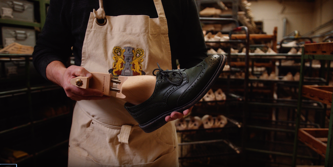 Video explaining how to fit a springline shoe tree into shoe